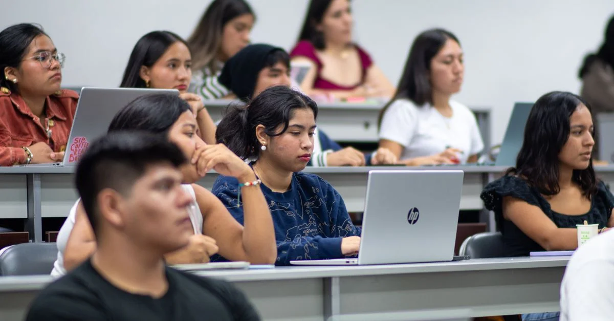 Un groupe d'étudiants d'horizons divers écoute attentivement un cours magistral à l'université de Piura, au Pérou.