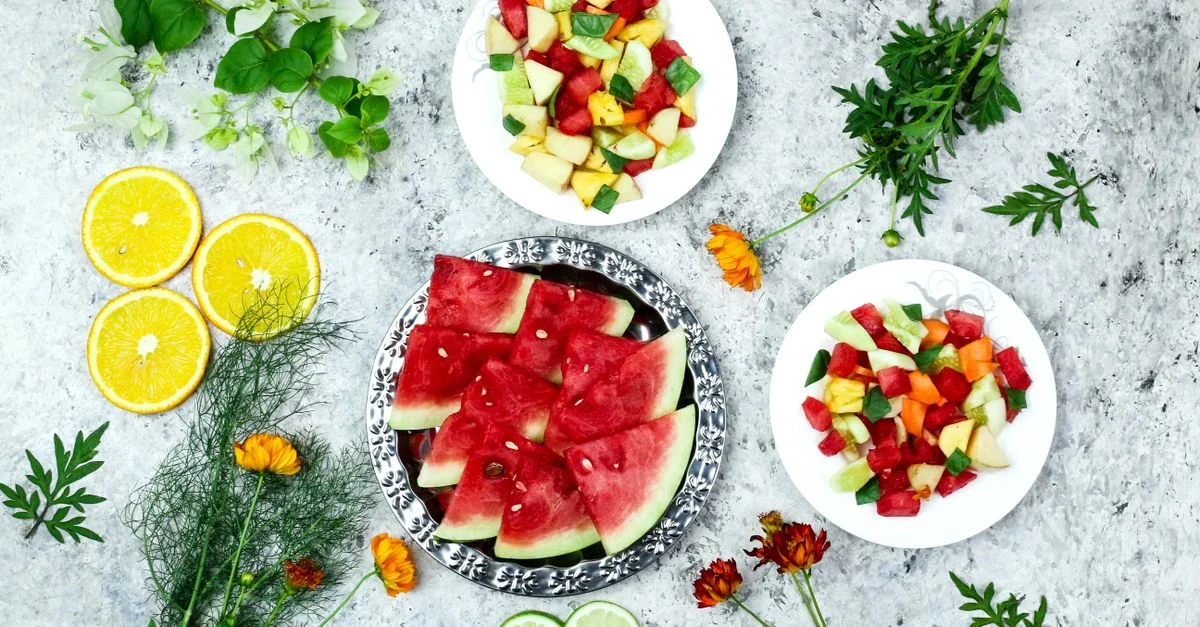 Mise en scène attrayante et colorée de tranches de fruits frais et de salades, mettant en valeur une variété saine et vibrante de saveurs tropicales.