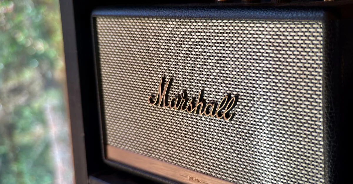 Gros plan d'une enceinte Marshall de style vintage, mettant en valeur sa grille classique.
