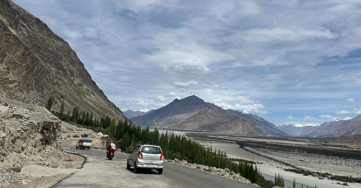 Montagnes majestueuses et routes sinueuses du Ladakh, en Inde, offrant des paysages à couper le souffle.
